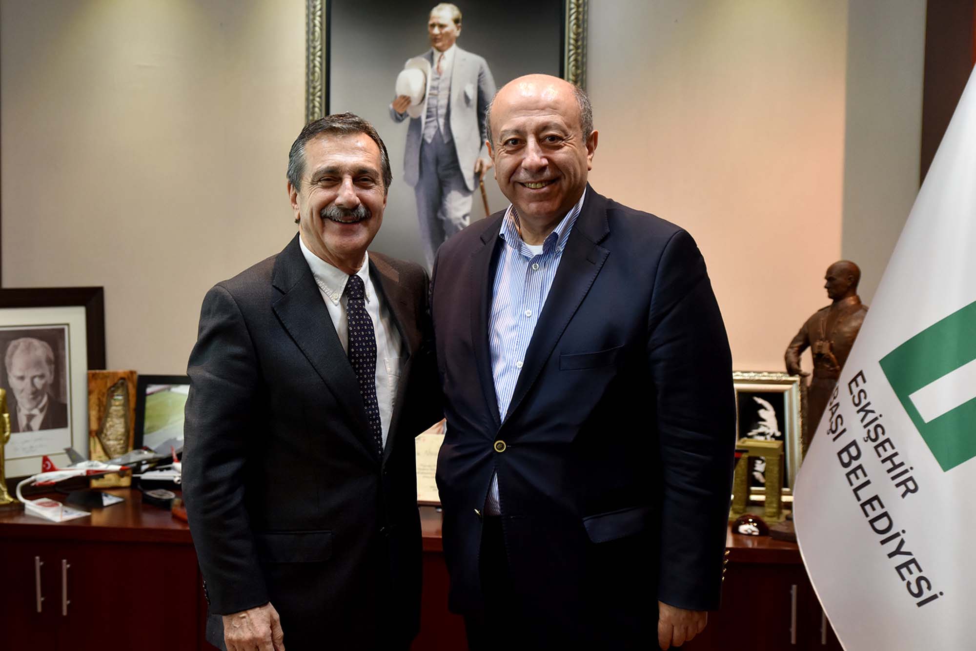 Habertürk yazarı Muharrem Sarıkaya, ses teknikerine tokat attı! Sosyal medyada bu görüntüleri izleyenler gözlerine inanamadı!