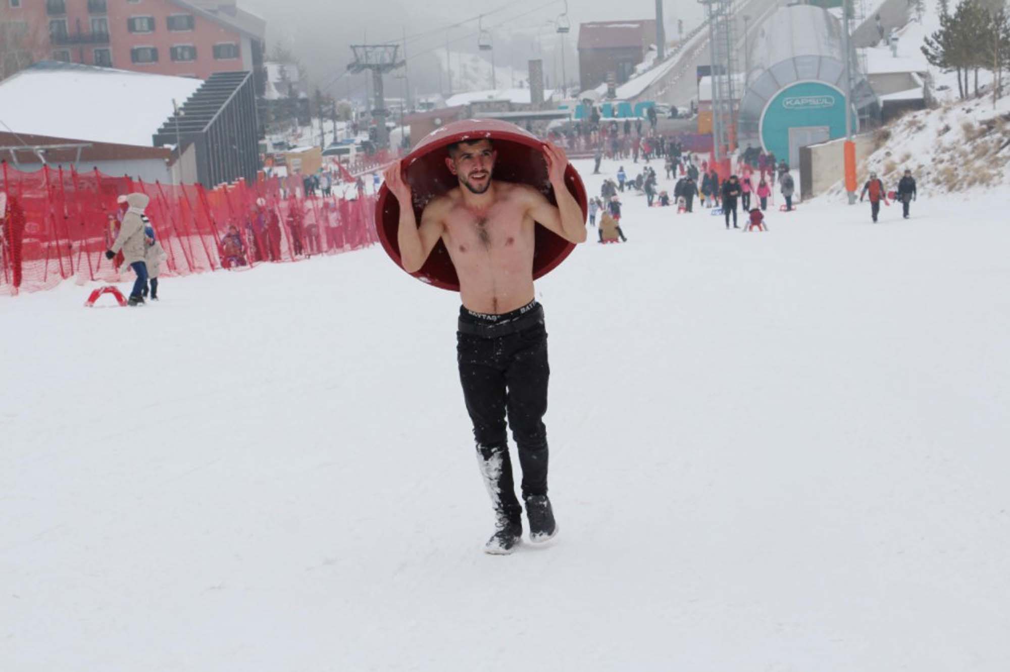 Karın ortasında soyundu! Palandöken'de, karda leğenle kayan adamı görenler buz kesti!