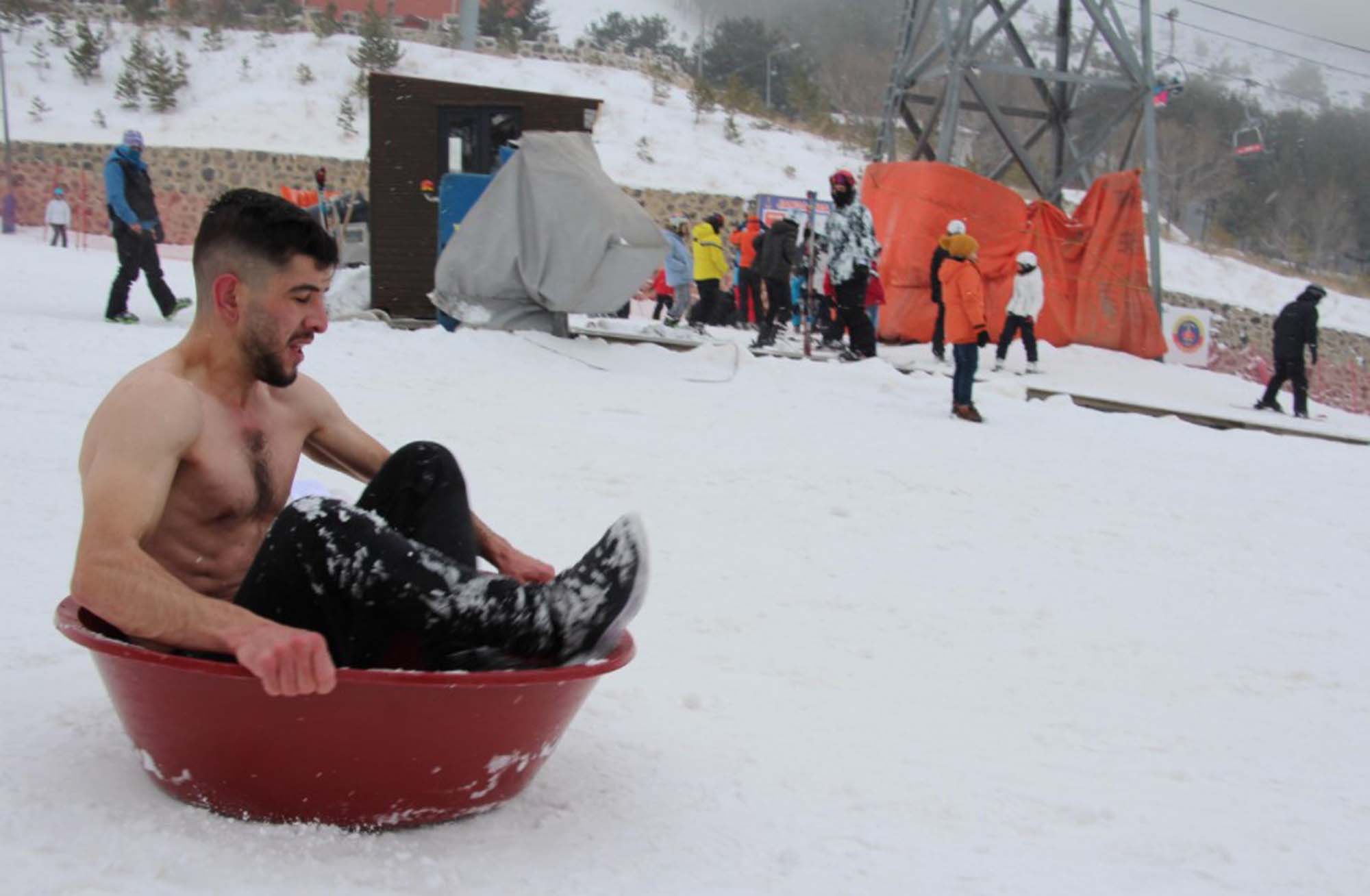 Karın ortasında soyundu! Palandöken'de, karda leğenle kayan adamı görenler buz kesti!