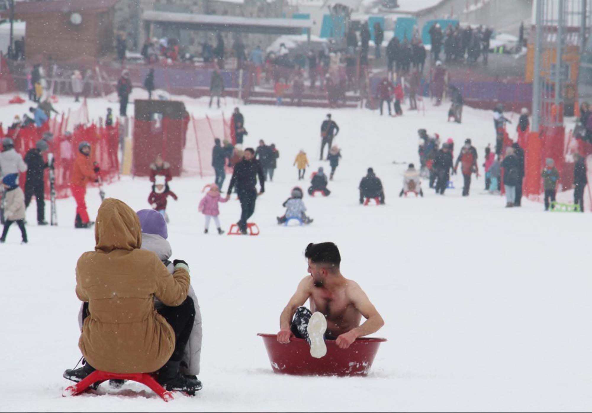 Karın ortasında soyundu! Palandöken'de, karda leğenle kayan adamı görenler buz kesti!