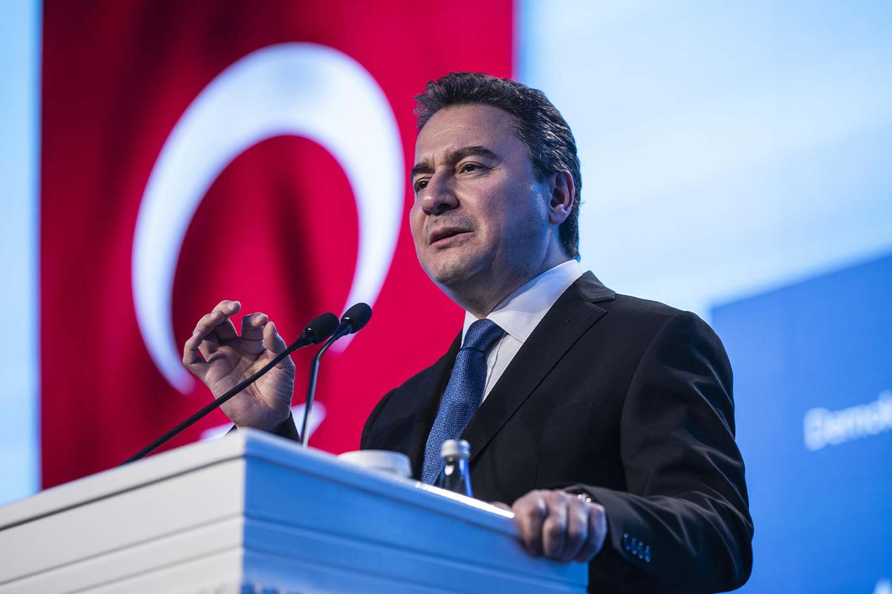 Cumhurbaşkanlığı Hükümet Sistemini eleştiriyordu! Ali Babacan başkanlık sistemi için imza vermiş! Meğer maskeli siyasetçiymiş