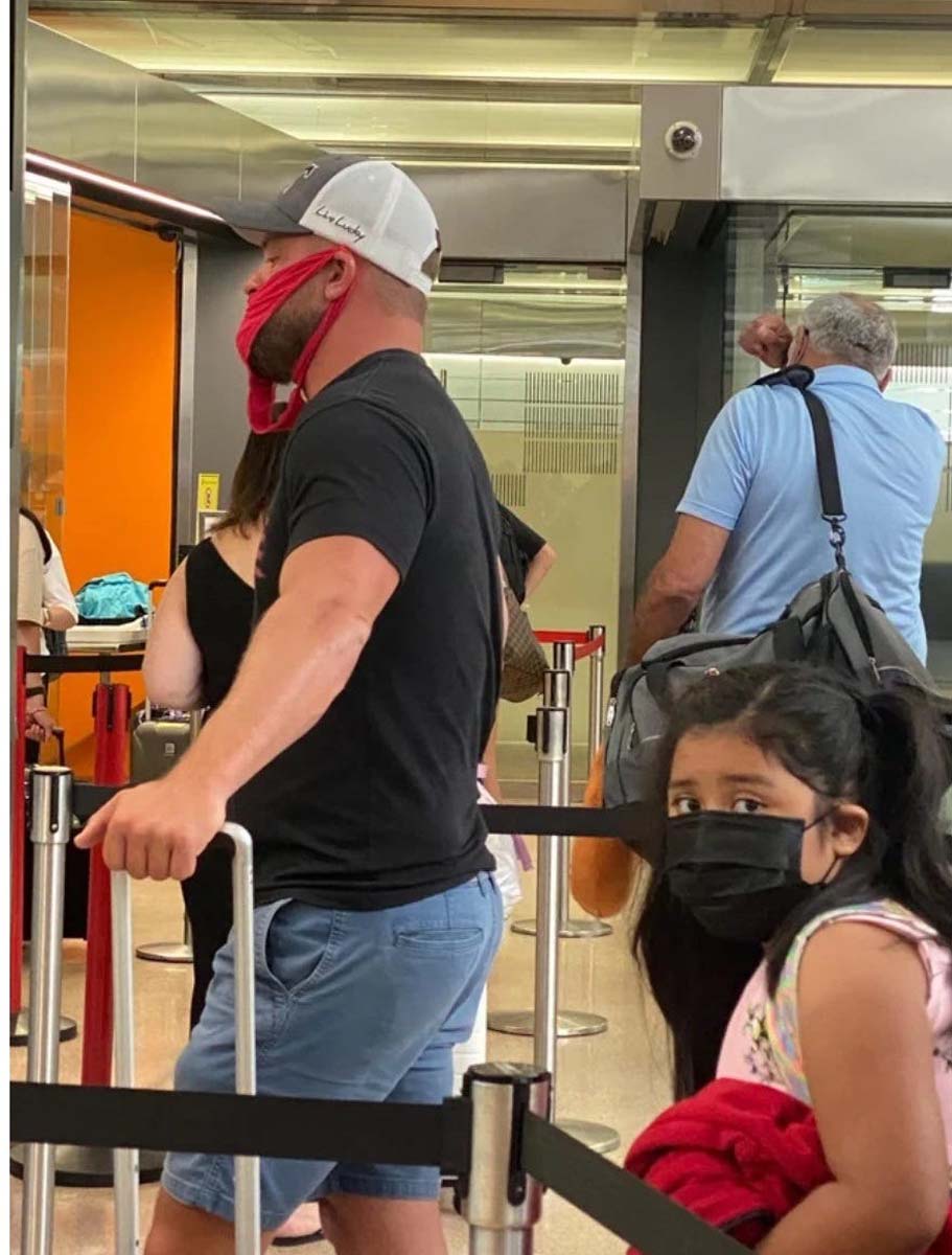 Görenler gördüklerine inanamadı! Maske kısıtlamasını protesto etmek için yüzüne tanga takıp uçağa bindi! 