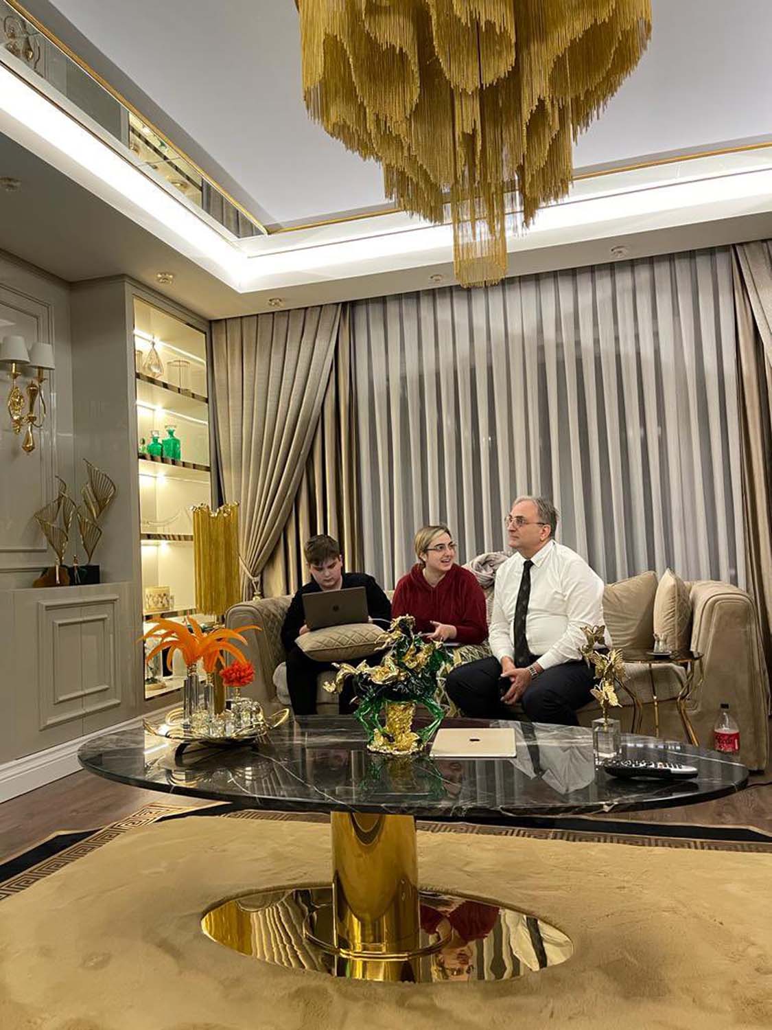 İYİ Partili İlçe Başkanı'nın saray görünümlü evi sosyal medyada olay oldu! Komple altın kaplatsaydın!