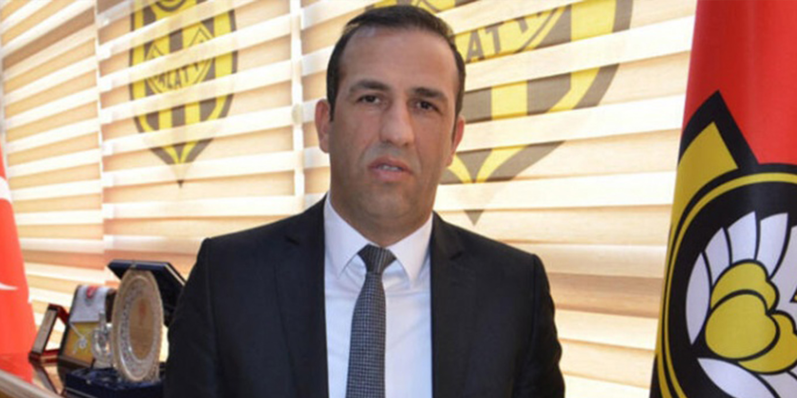 Maç sonrası gergin anlar! Yeni Malatyaspor Başkanı Adil Gevrek sahaya girip hakemin üzerine yürüdü