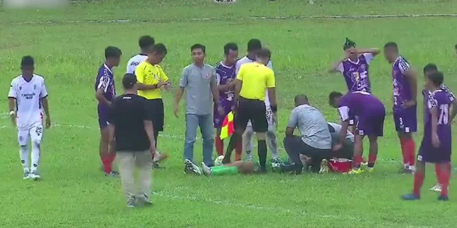 O anlar saniye saniye kamerada! Tornado FC kulübünün kalecisi Taufik Ramsyah maçta aldığı darbe sonucu yaşamını yitirdi