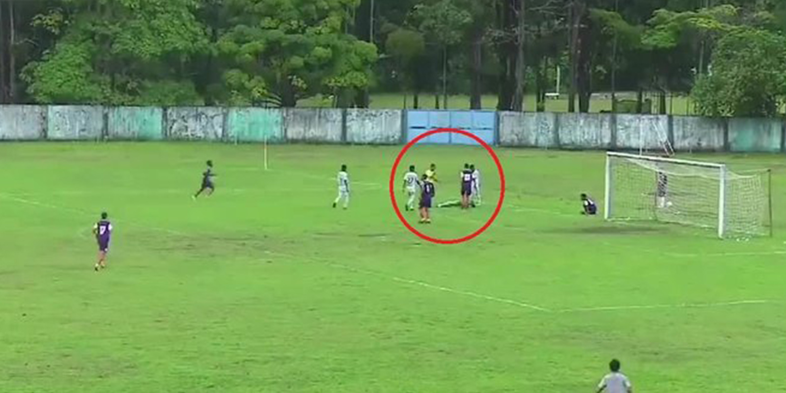 O anlar saniye saniye kamerada! Tornado FC kulübünün kalecisi Taufik Ramsyah maçta aldığı darbe sonucu yaşamını yitirdi