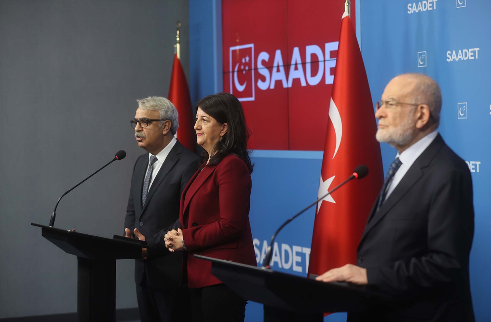 HDP Eş Genel Başkanları kapı kapı gezerek erken seçim dilendi! İlk adresleri Temel Karamollaoğlu oldu! Can ciğer kuzu sarması