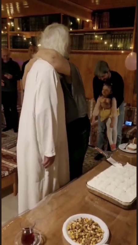 Kendini Mesih ilan eden Hasan Mezarcı Noel'i doğum günüymüşçesine kutladı! Sosyal medya yıkıldı! Esprili yorumlar okuyanları kahkahaya boğdu!