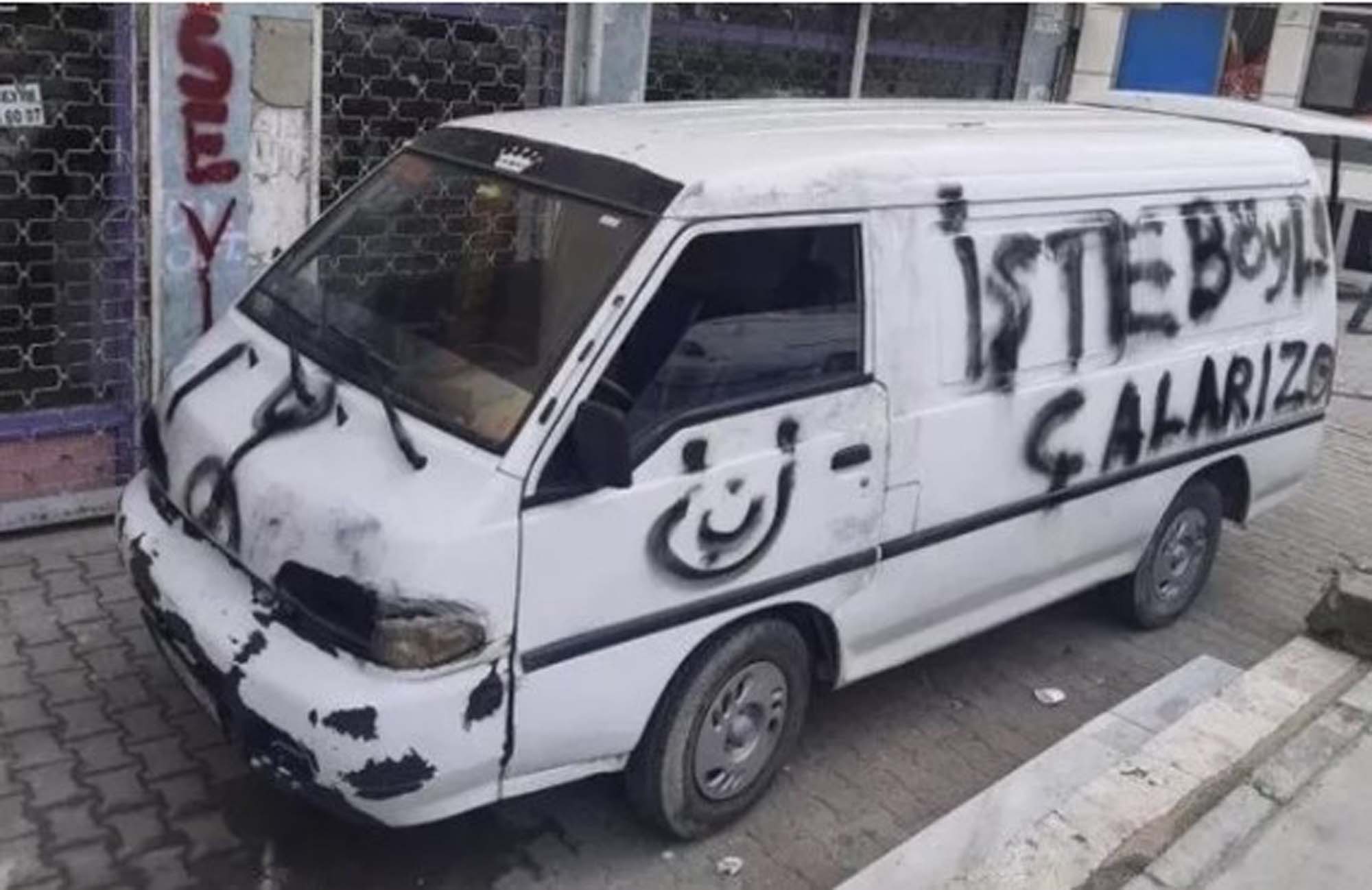 Hem suçlu hem güçlü hırsızlar, çaldıkları arabanın üzerine spreylerle İşte böyle çalarız yazdılar!