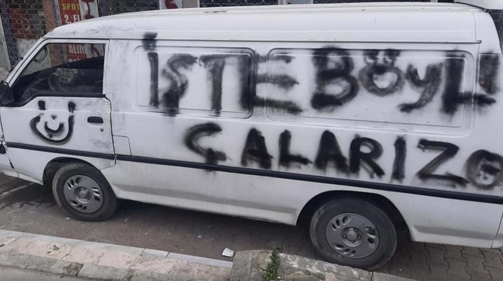 Hem suçlu hem güçlü hırsızlar, çaldıkları arabanın üzerine spreylerle İşte böyle çalarız yazdılar!