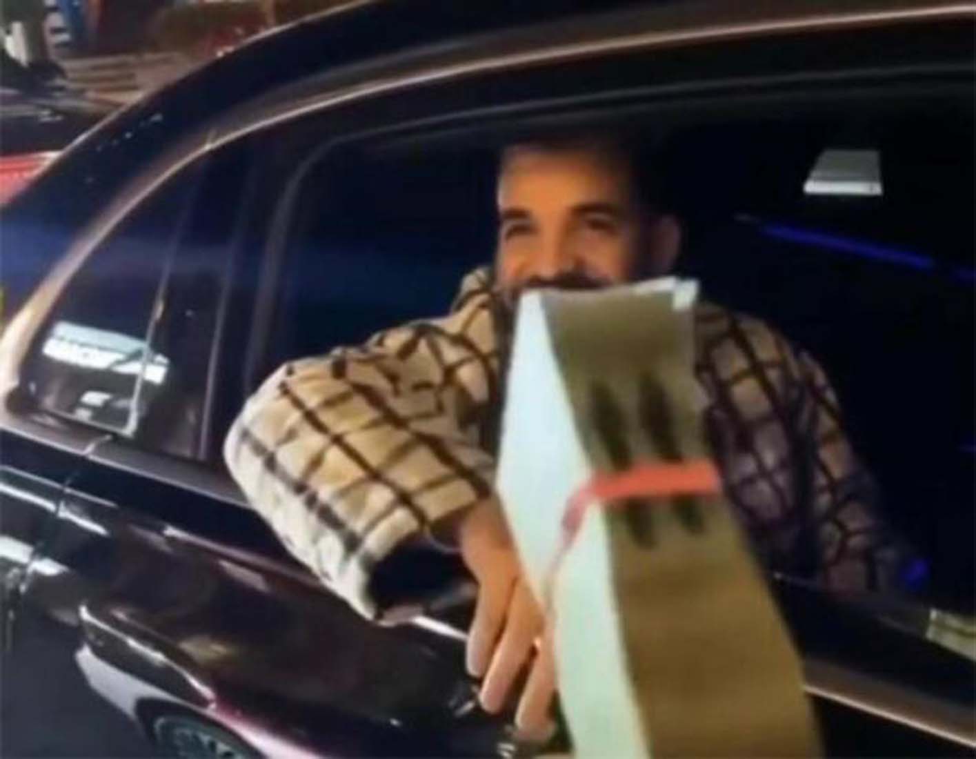 Noel günü için hiç tanımadığı insanlara para dağıttı! Ünlü şarkıcının o anları kameraya kaydedildi!