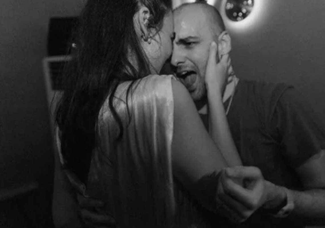 Bartu Küçükçağlayan ezberleri bozarak etek giydi! Sosyal medyada tepki gördü! İyice şaşırdınız