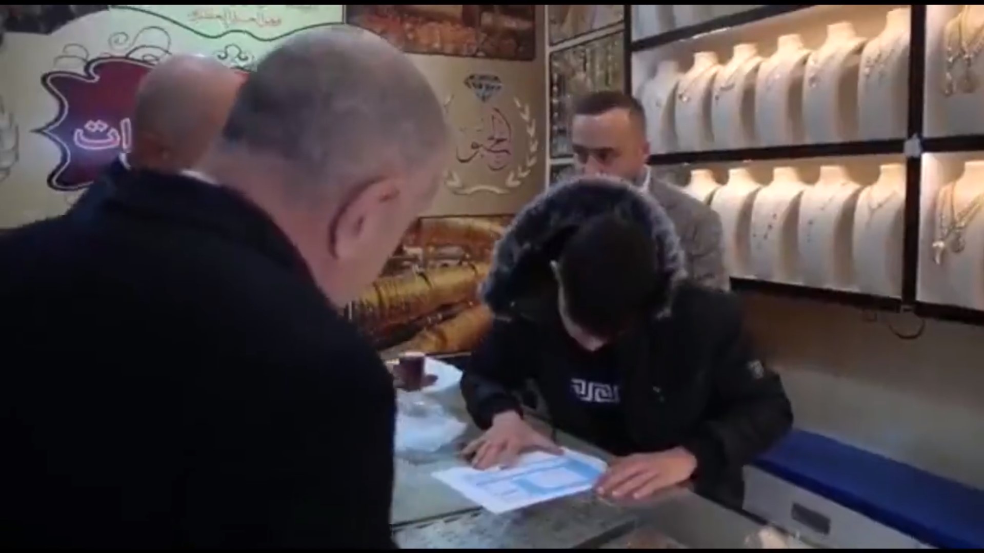 Japonya doğumlu Ümit Özdağ, Suriyeli esnafı aşağılayarak, ülkene gitmeyi düşünmüyor musun? diye sordu!