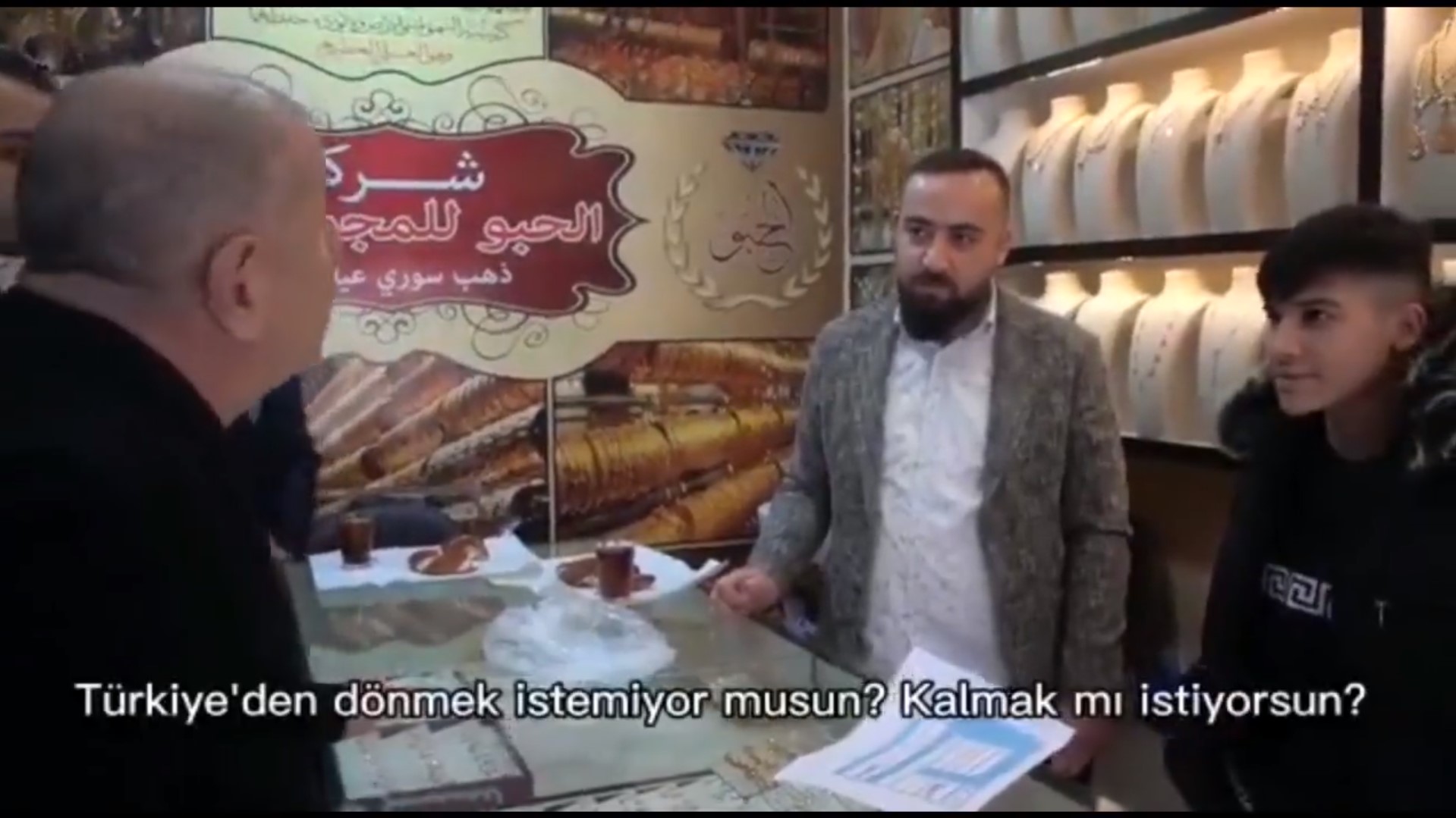 Japonya doğumlu Ümit Özdağ, Suriyeli esnafı aşağılayarak, ülkene gitmeyi düşünmüyor musun? diye sordu!