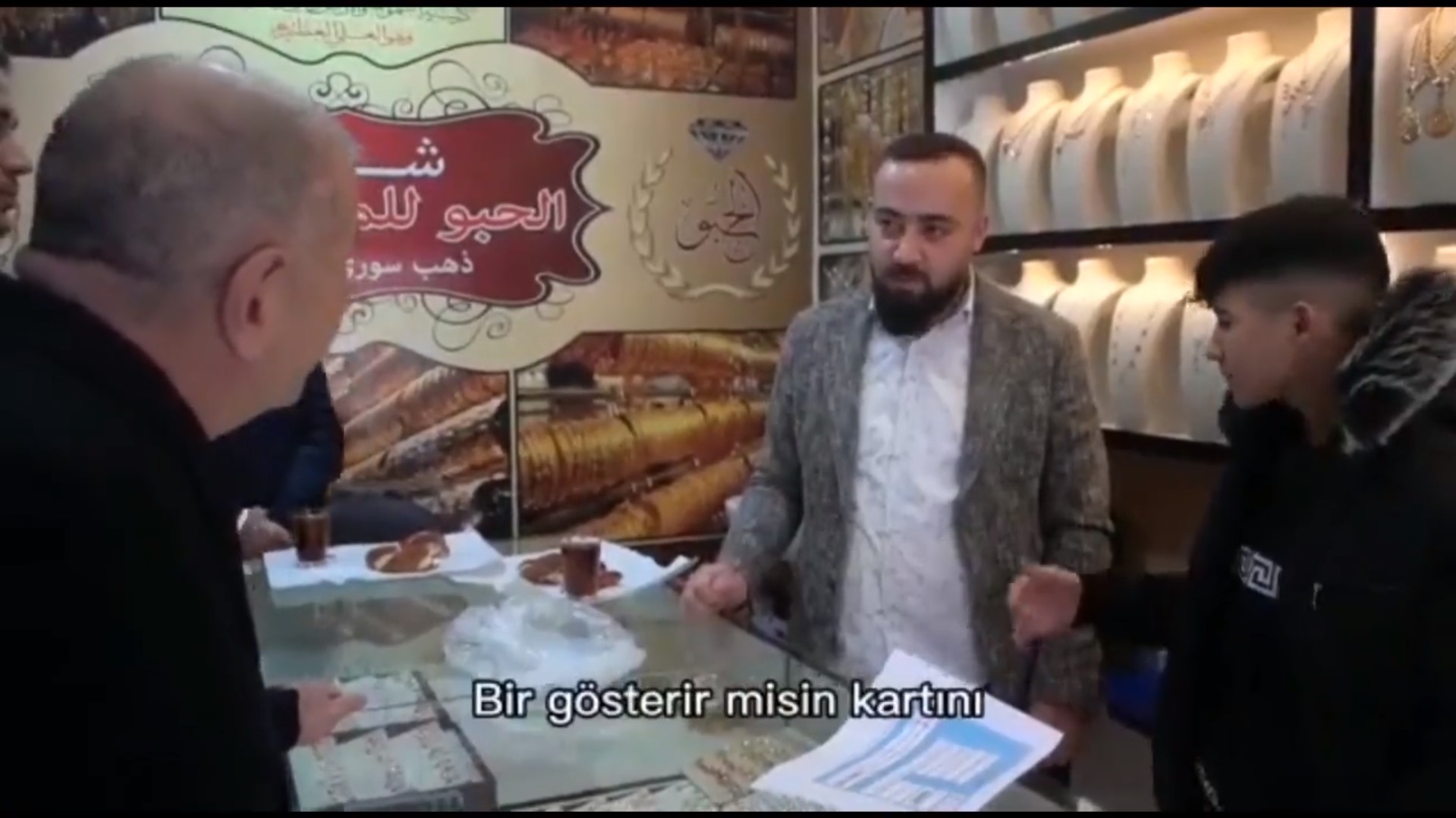 Japonya doğumlu Ümit Özdağ, Suriyeli esnafı aşağılayarak, ülkene gitmeyi düşünmüyor musun? diye sordu!