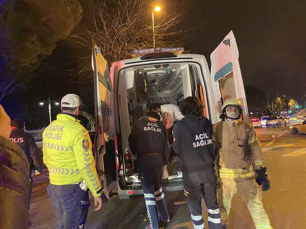 Mucize gerçekleşti! Hurdaya dönen araçtan sağ çıktı! Kadıköy'de korkunç kaza