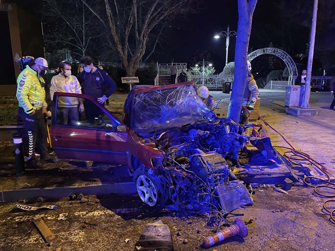 Mucize gerçekleşti! Hurdaya dönen araçtan sağ çıktı! Kadıköy'de korkunç kaza