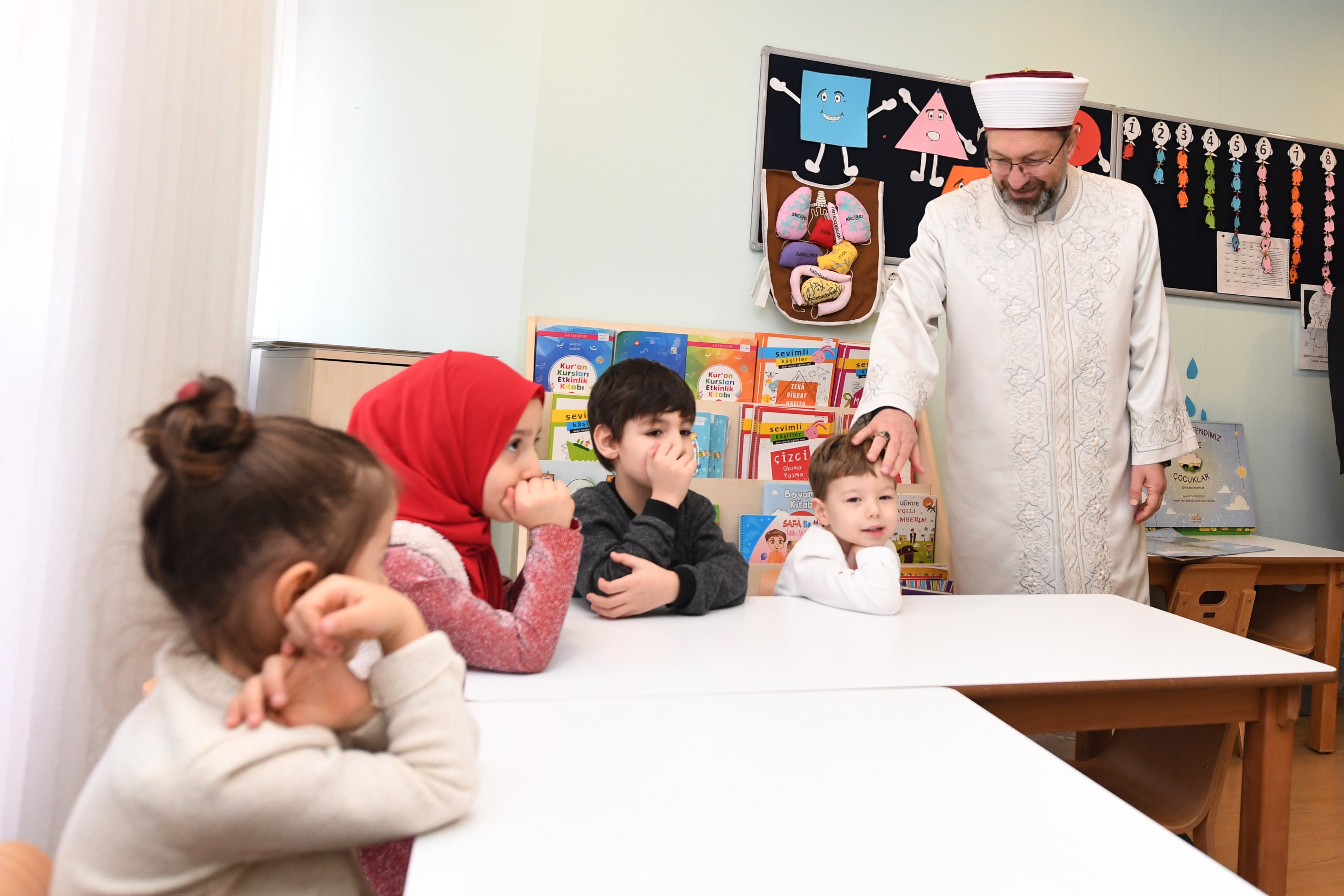 Kur'an kurslarını Orta Çağ zihniyeti olarak gördü! Diyanet İşleri Başkanı Ali Erbaş'tan CHP'li Özgür Özel'e manidar cevap 