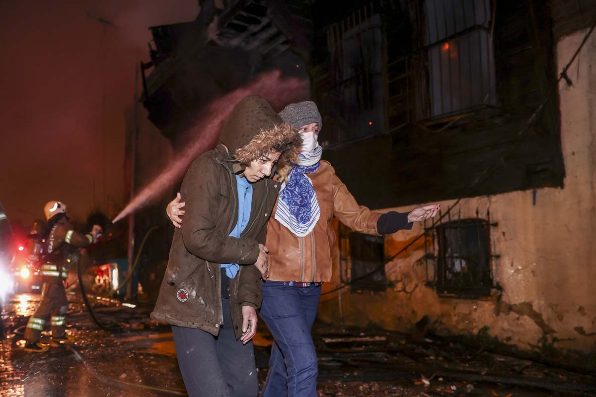 İstanbul'da korkutan yangın! Panikle binadan atlayıp yaralandılar! 