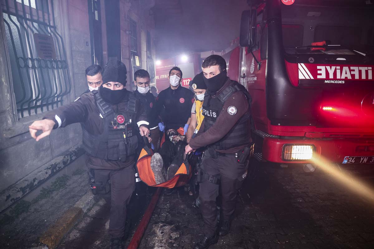 İstanbul'da korkutan yangın! Panikle binadan atlayıp yaralandılar! 