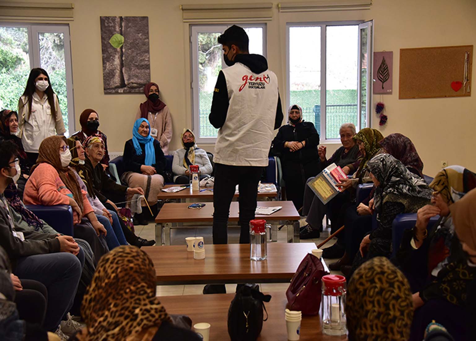 Yeryüzü Doktorları Tuzla Belediyesi Yaşlılar Merkezi’ni ziyaret etti