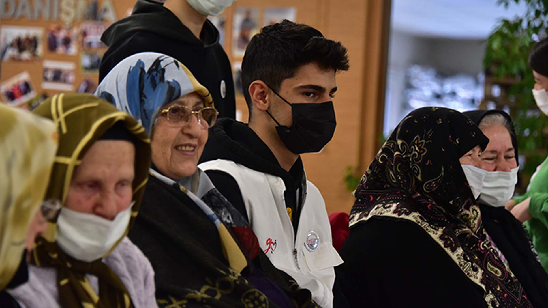 Yeryüzü Doktorları Tuzla Belediyesi Yaşlılar Merkezi’ni ziyaret etti