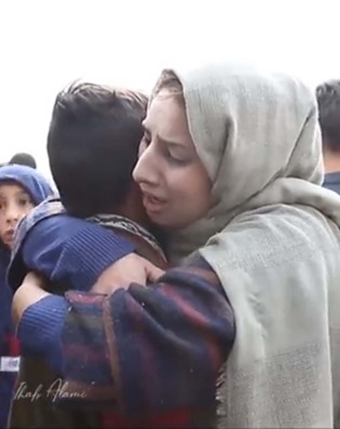 İsrail'in evlerini yıktığı Filistinli anne ve oğul birbirine sarılıp ağladı! Annenin verdiği teselli yürekleri dağladı, izleyenleri yıktı geçti!