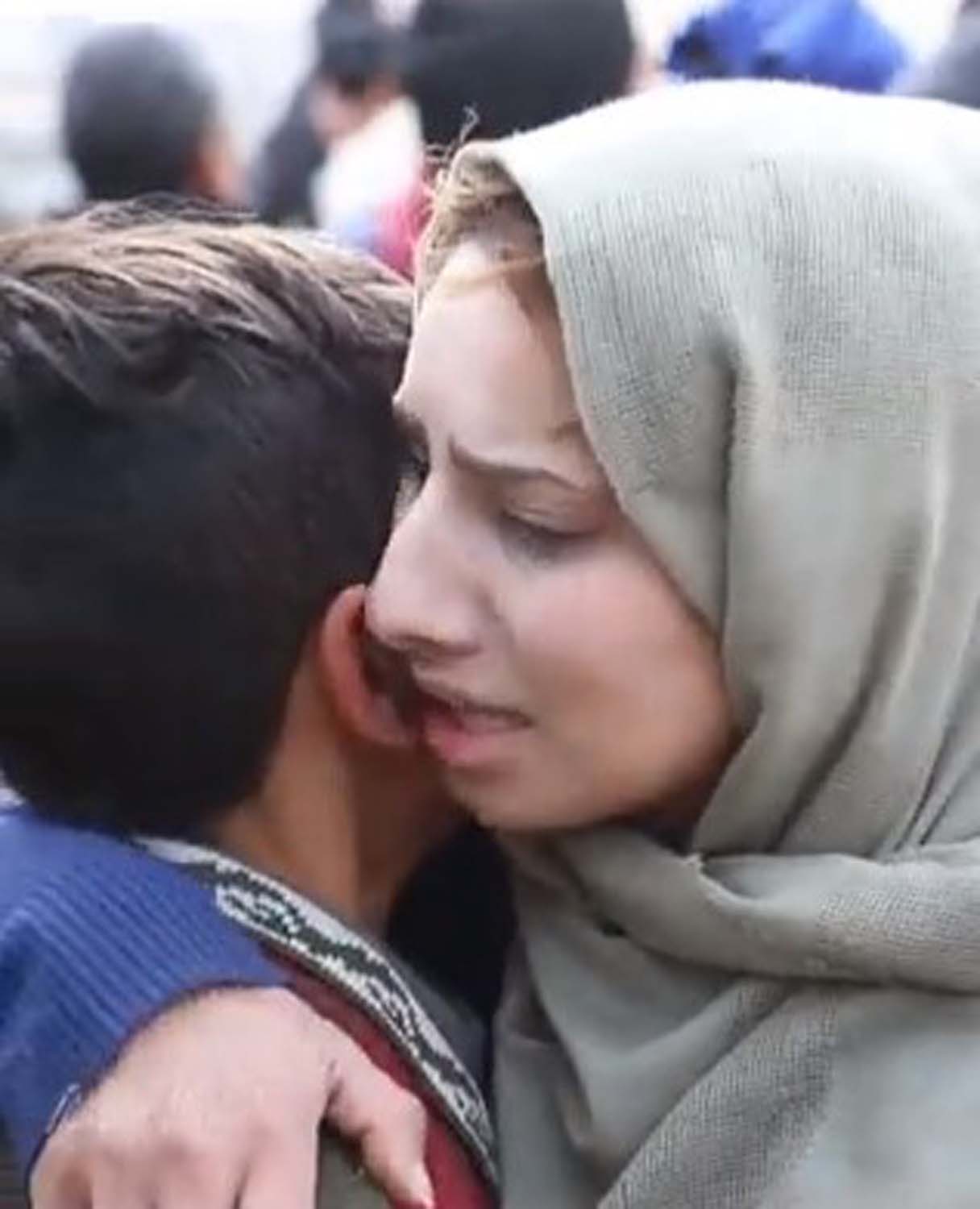 İsrail'in evlerini yıktığı Filistinli anne ve oğul birbirine sarılıp ağladı! Annenin verdiği teselli yürekleri dağladı, izleyenleri yıktı geçti!