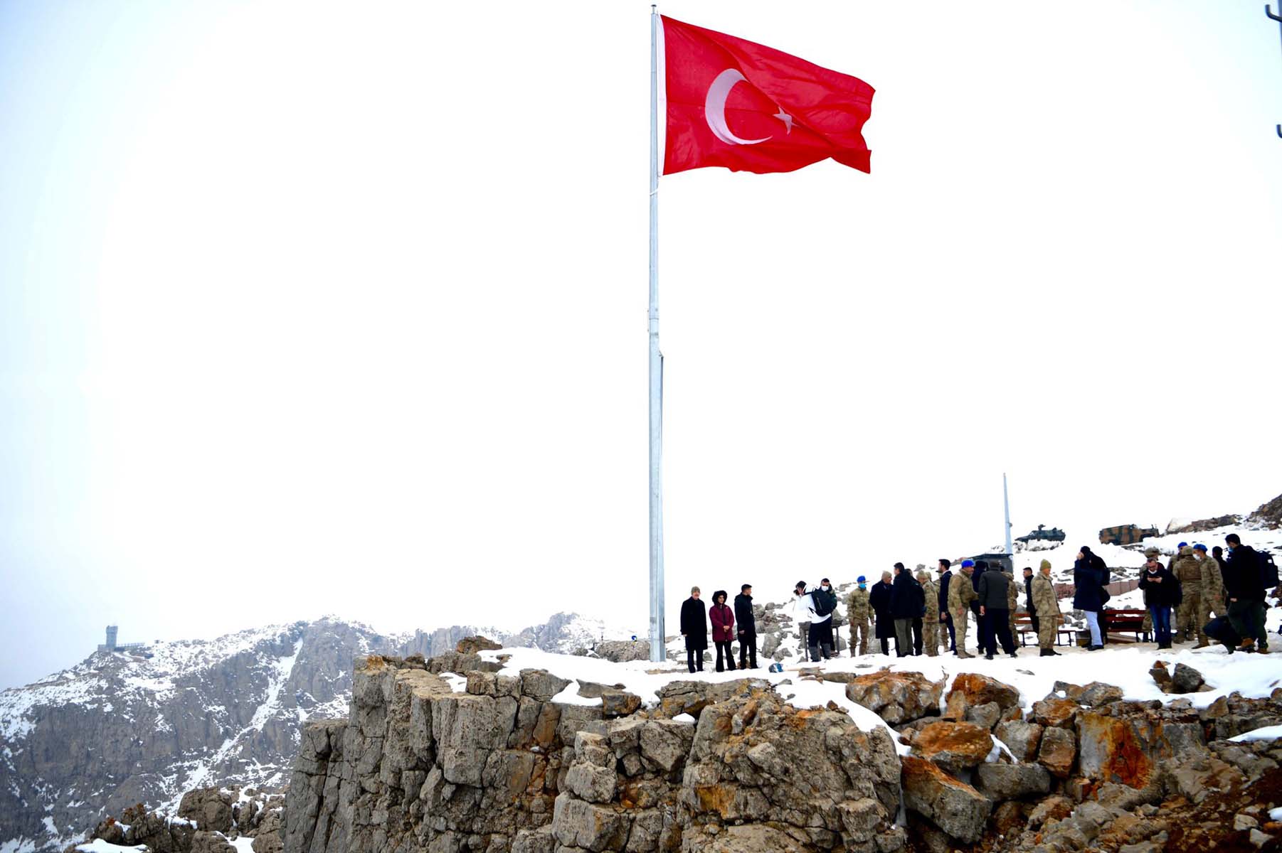 Bakan Soylu, 2 bin 100 rakımlı üs bölgesinde askerlerle kahvaltı yaptı! Dalgalan sen de şafaklar gibi ey şanlı hilâl