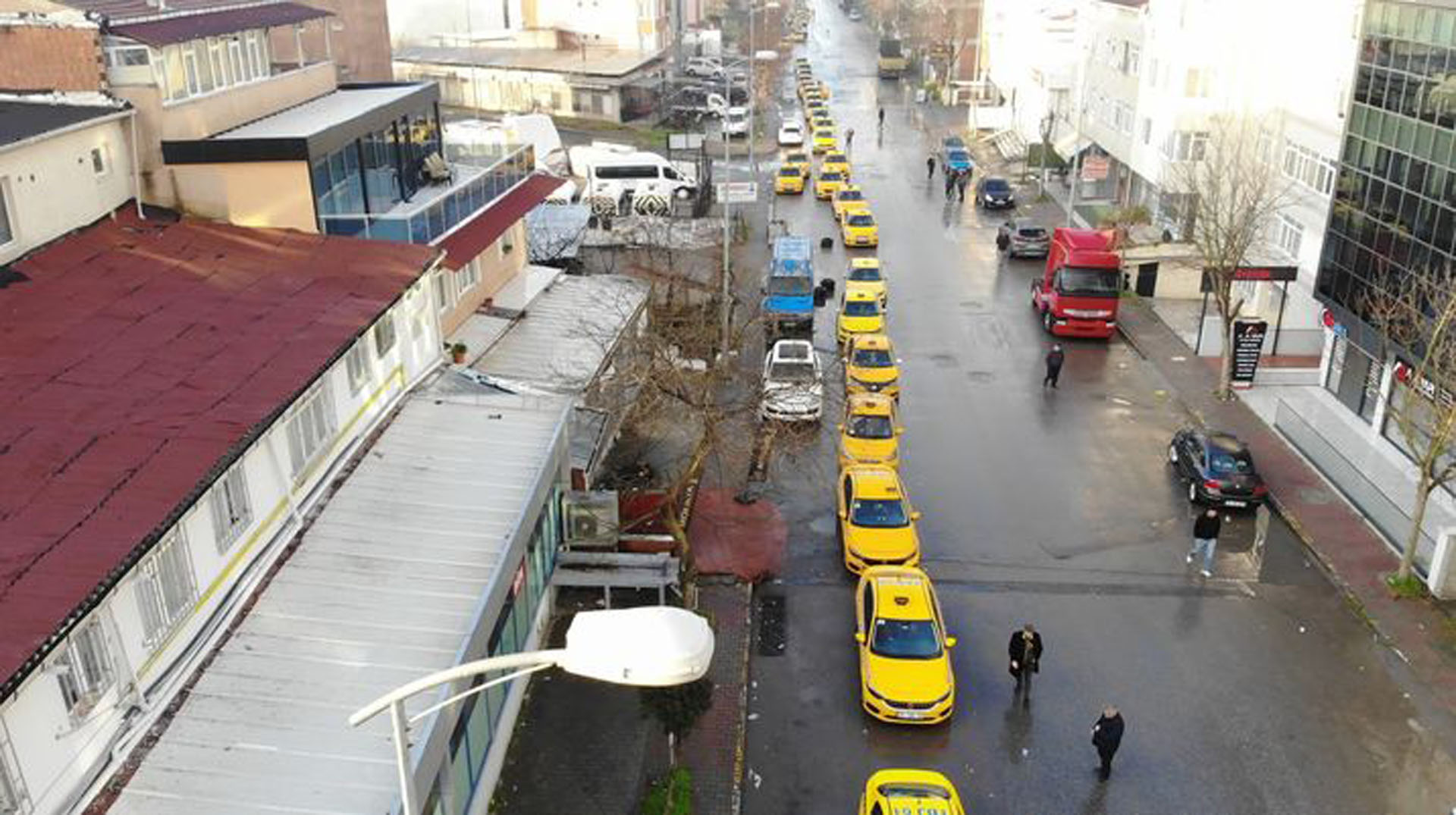 Tarife güncellemesinin ikinci gününde kuyruk 7 kilometreyi buldu! Taksiciler isyan etti!