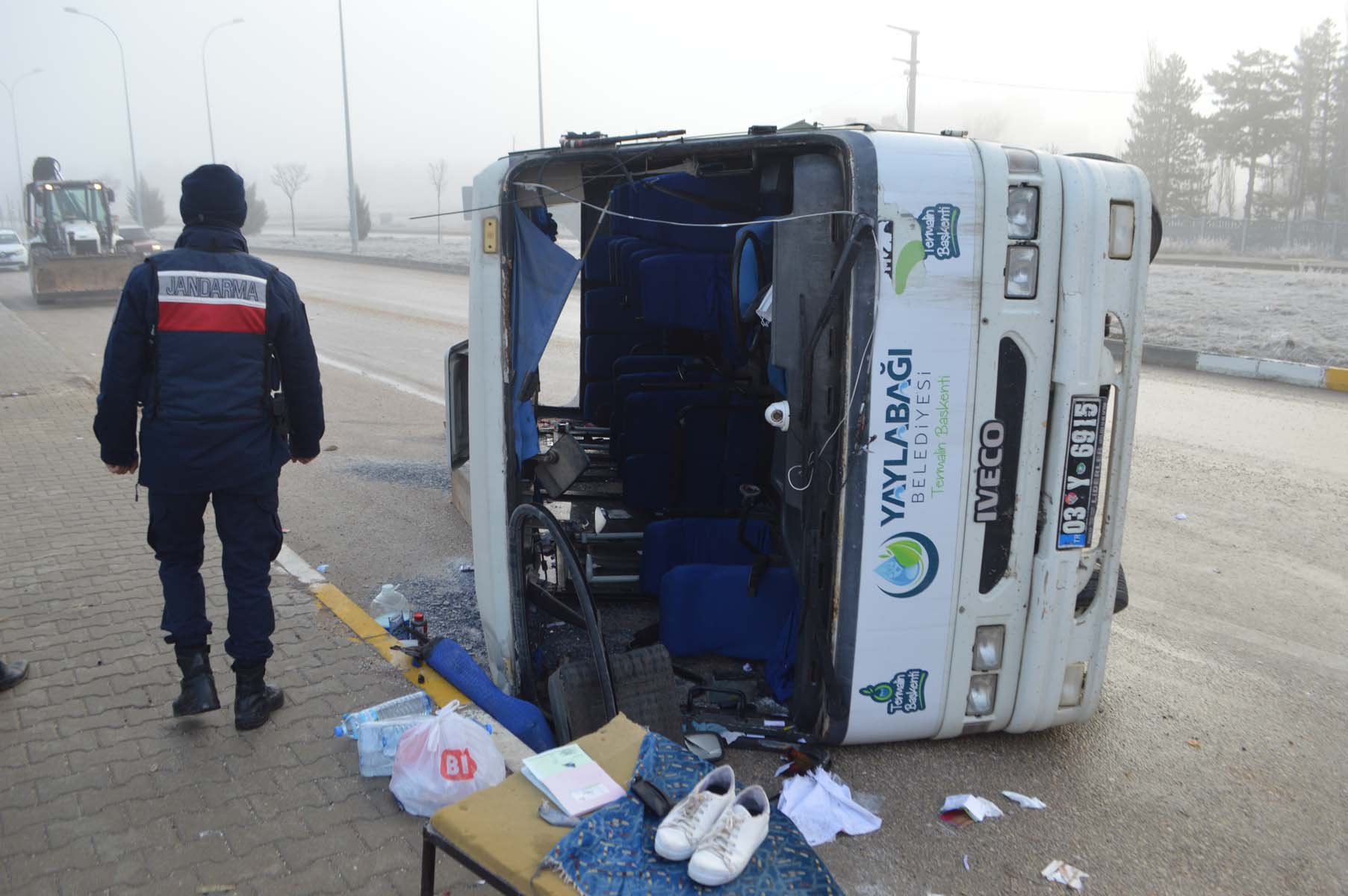 Afyonkarahisar'da can pazarı! Önce belediye midibüsü devrildi, sonra da zincirleme kaza: 3'ü ağır 31 yaralı 