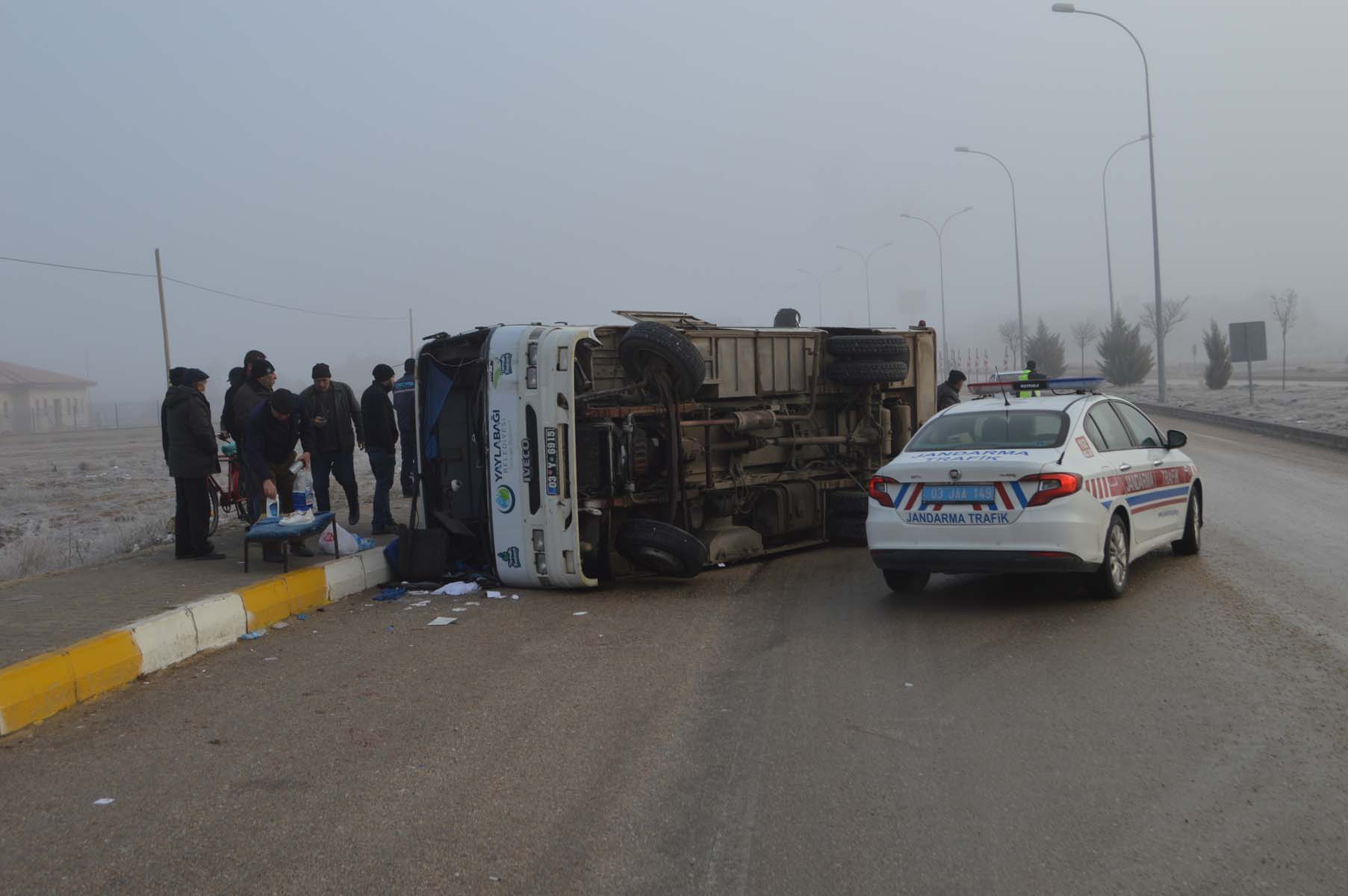Afyonkarahisar'da can pazarı! Önce belediye midibüsü devrildi, sonra da zincirleme kaza: 3'ü ağır 31 yaralı 