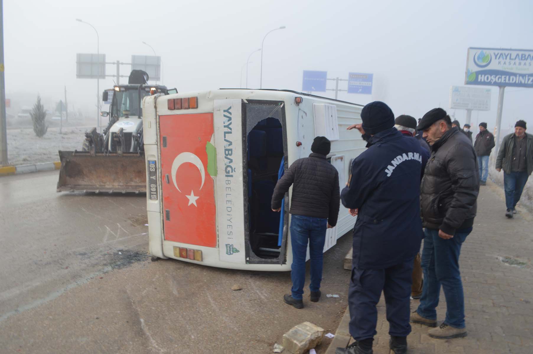Afyonkarahisar'da can pazarı! Önce belediye midibüsü devrildi, sonra da zincirleme kaza: 3'ü ağır 31 yaralı 