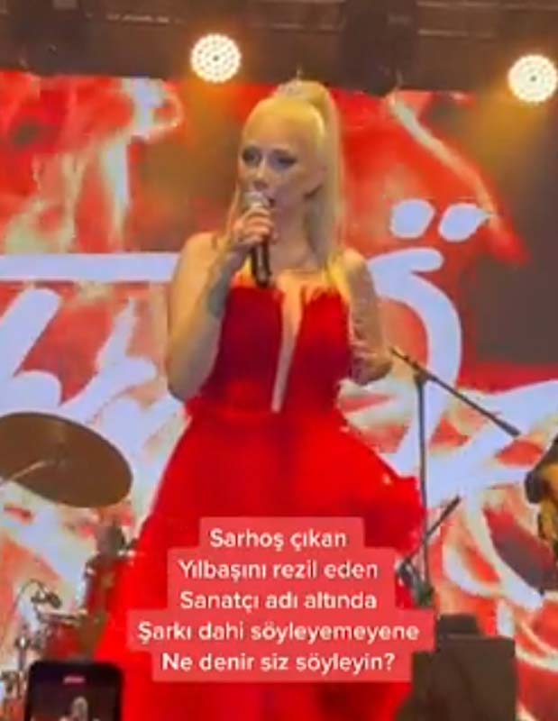 Tuğba Özerk yılbaşı gecesini mahvetti! Sahneye sarhoş çıktığı iddia edildi! Şarkıları söyleyemeyen şarkıcı yere kapaklandı!