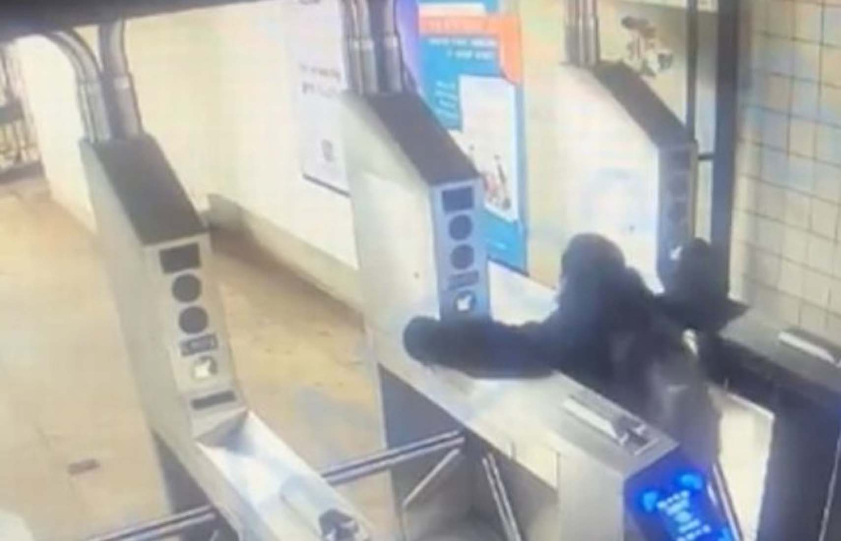 Metro turnikesinden atlayarak geçme heyecanı, canından etti! Boynu kırıldı, hayatını kaybetti!