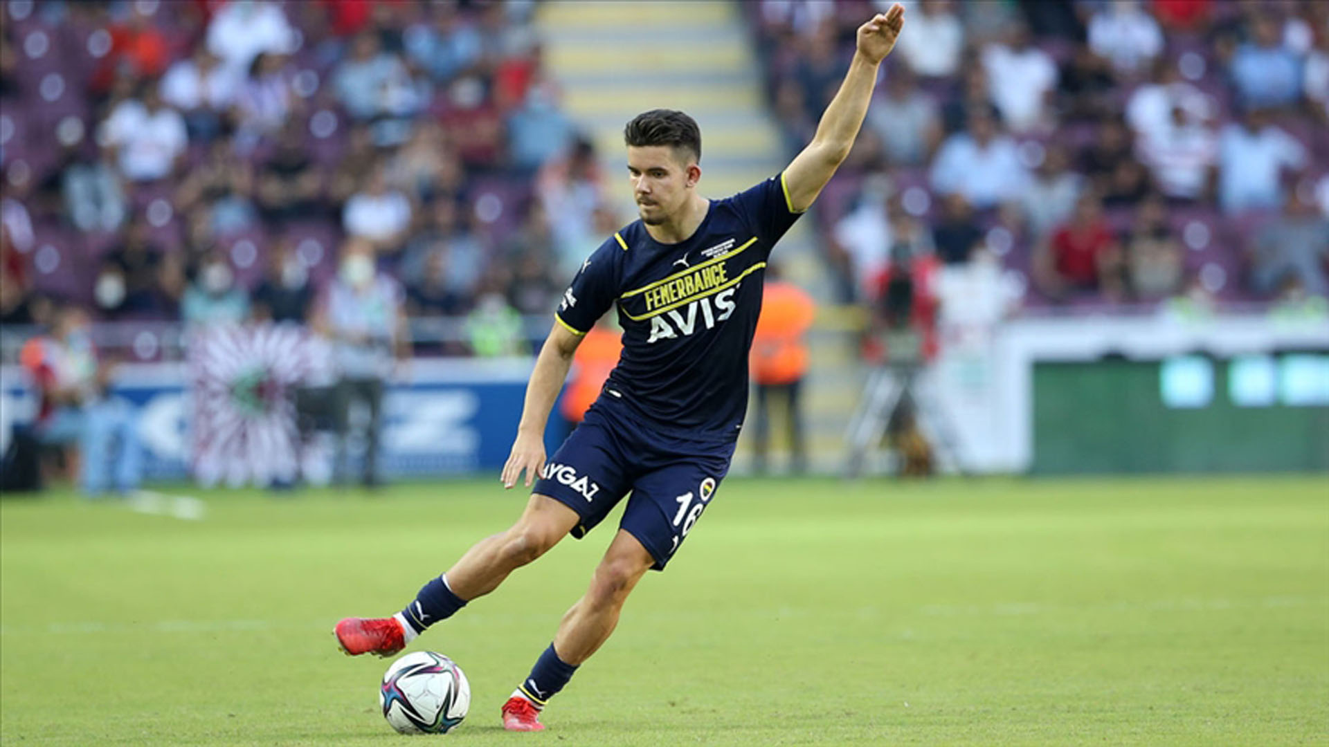 Milli takımı seçen Ferdi Kadıoğlu, Fenerbahçe'de kalmaya karar verdi! 5 yıllık imzalayacak!