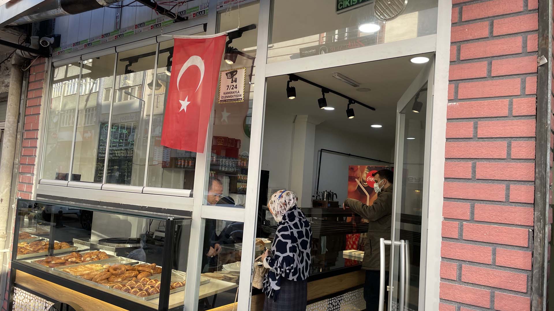 Karabük'te tepki çeken olay! Türk bayrağını indirmeye çalışan kadın gözaltına alındı 