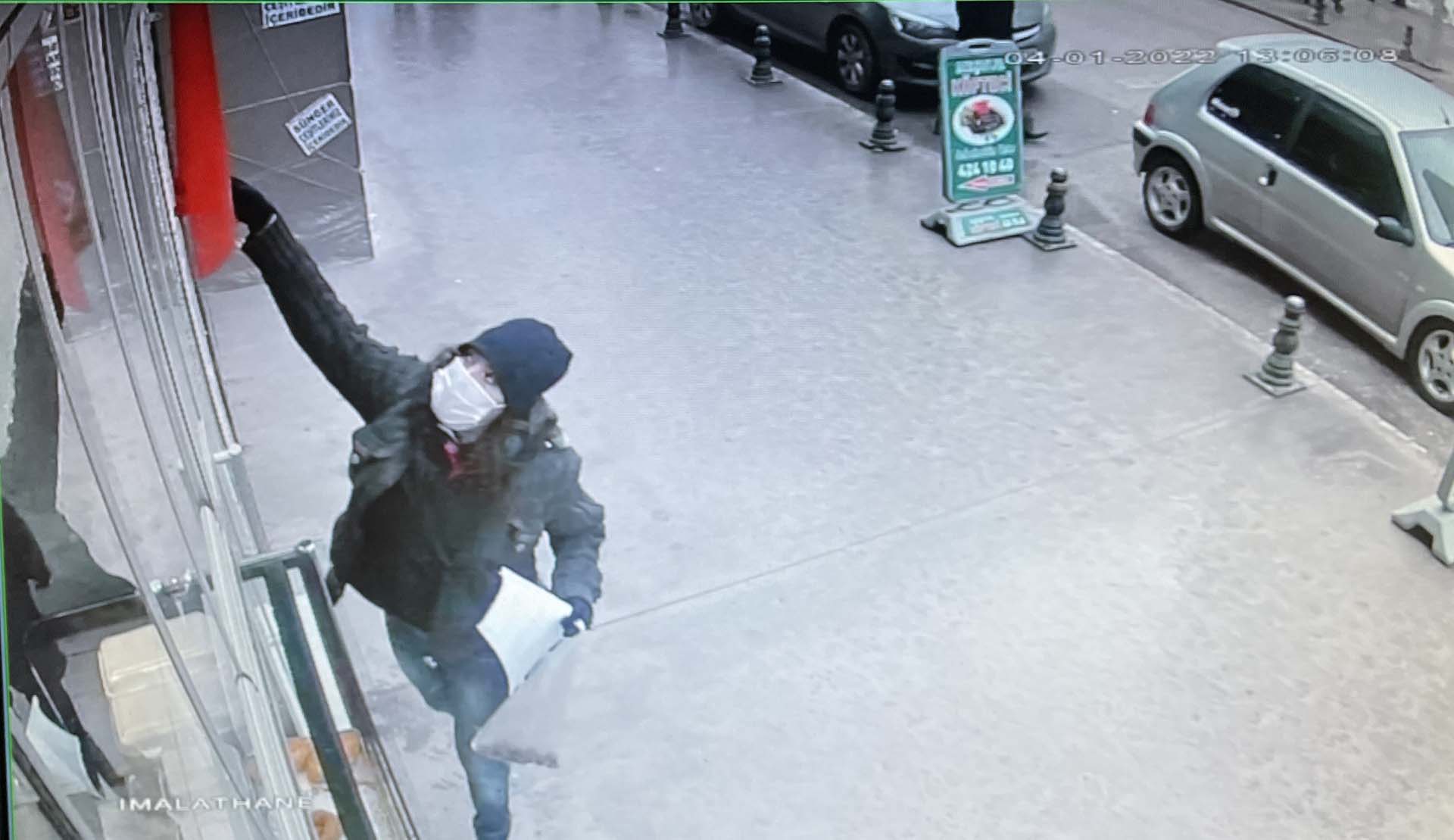 Karabük'te tepki çeken olay! Türk bayrağını indirmeye çalışan kadın gözaltına alındı 