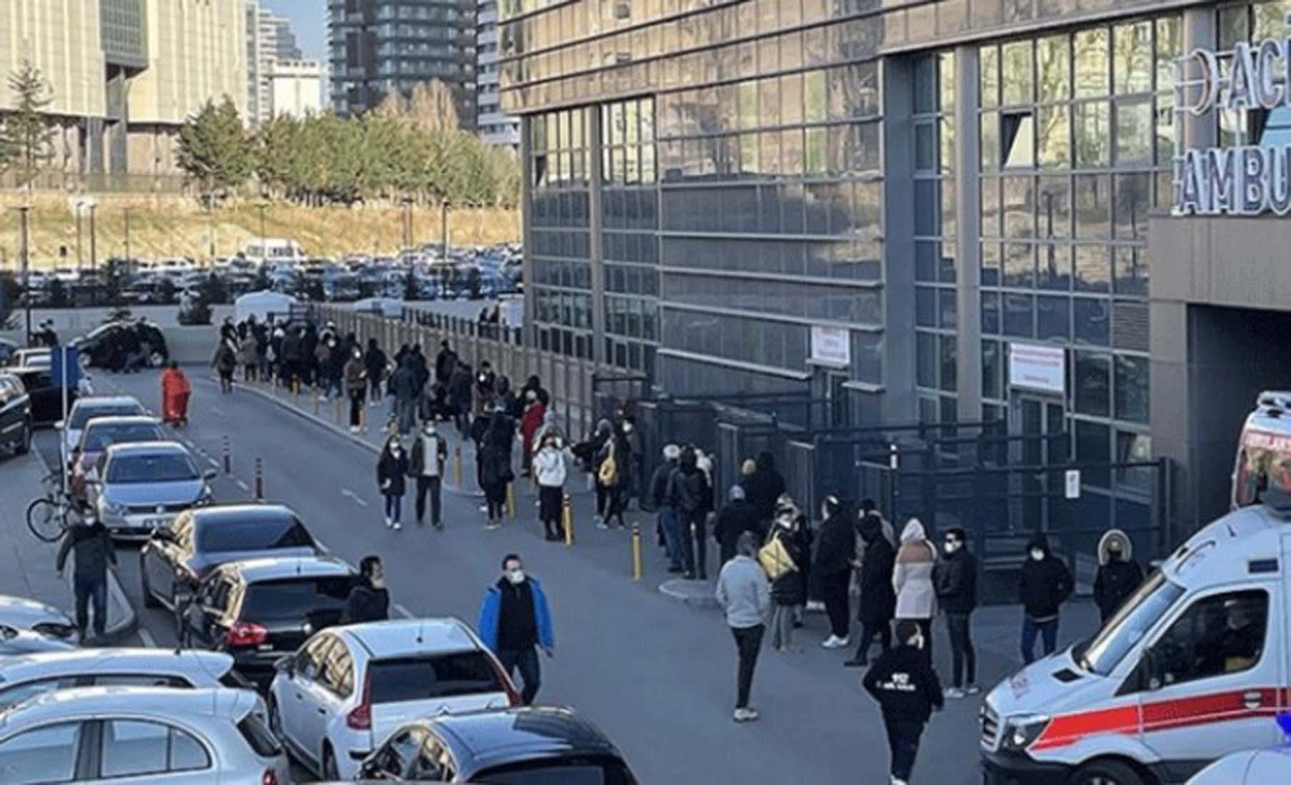 PCR testi kuyrukları sakız gibi uzuyor! Korkulan oldu, Omicron tehlikeli boyutlara ulaştı!