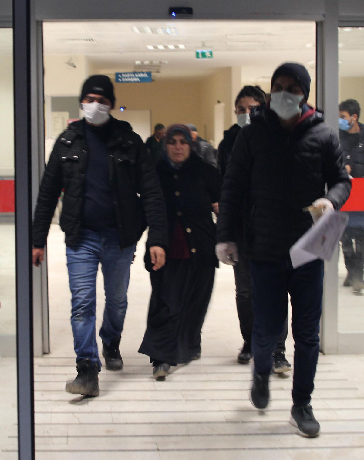 Oğullarını kalbinden bıçaklayarak öldüren gelinlerinden şikayetçi olmadılar! Oğullarının katili olan gelinin tahliyesini istediler!