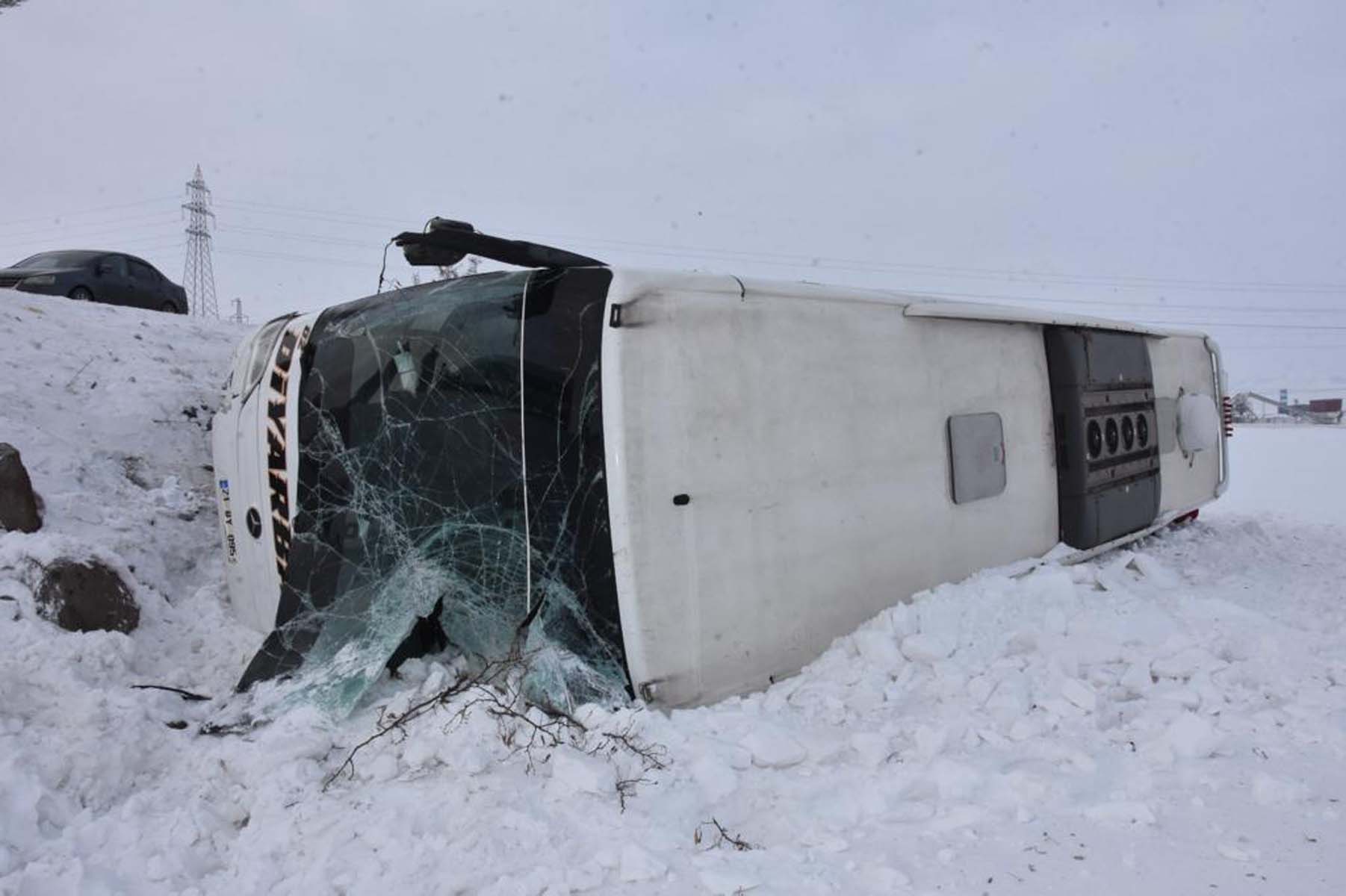 Buzlanma kaza getirdi! Bitlis Tatvan'da yolcu otobüsü şarampole devrildi: 15 kişi yaralandı 