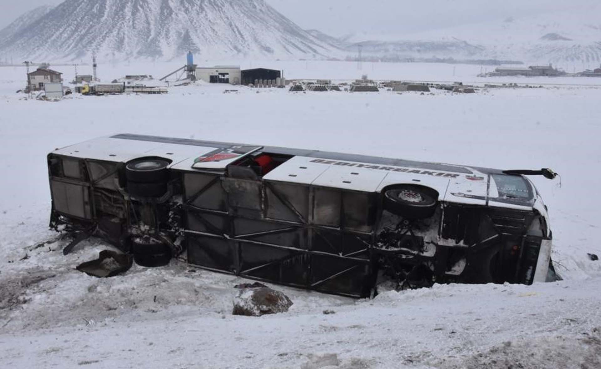 Buzlanma kaza getirdi! Bitlis Tatvan'da yolcu otobüsü şarampole devrildi: 15 kişi yaralandı 