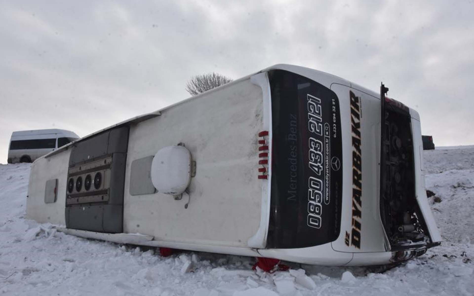 Buzlanma kaza getirdi! Bitlis Tatvan'da yolcu otobüsü şarampole devrildi: 15 kişi yaralandı 