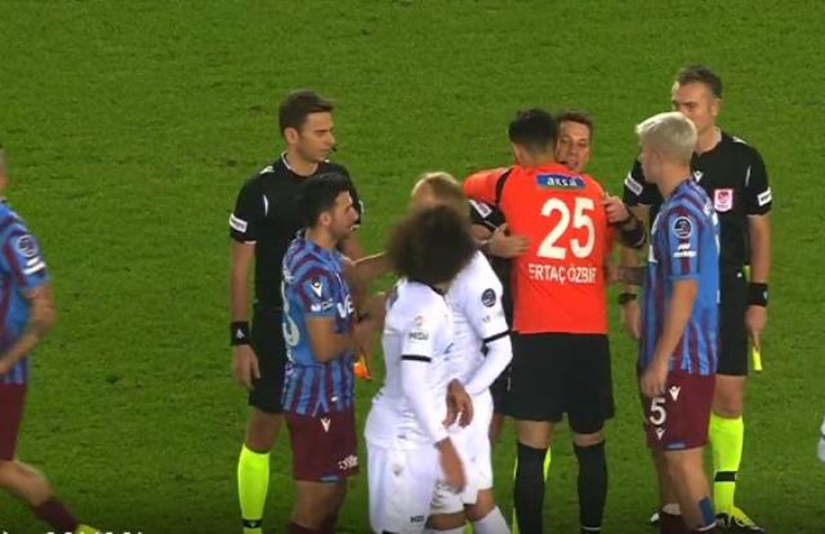 Ertaç Özbir, maçın bitimiyle topu Fırat Aydınus'un kafasına nişanladı! Kimse ne olduğunu anlayamadı!