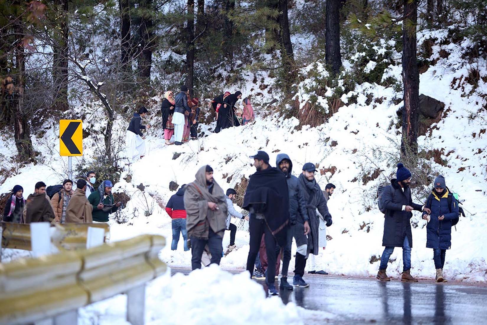 Pakistan'da, zorlu hava koşulları nedeniyle araçlarında mahsur kalan 23 kişi donarak öldü!