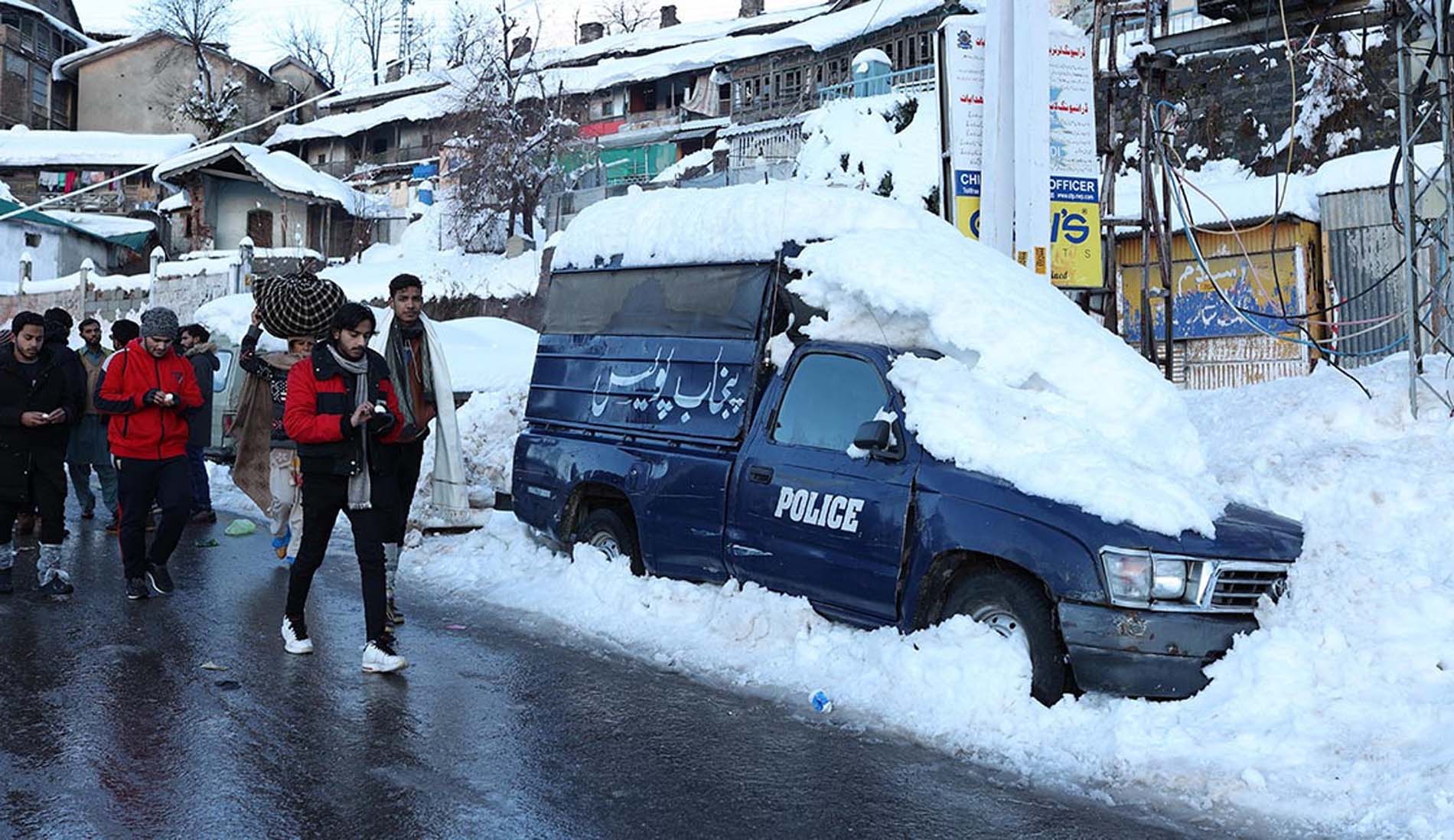 Pakistan'da, zorlu hava koşulları nedeniyle araçlarında mahsur kalan 23 kişi donarak öldü!