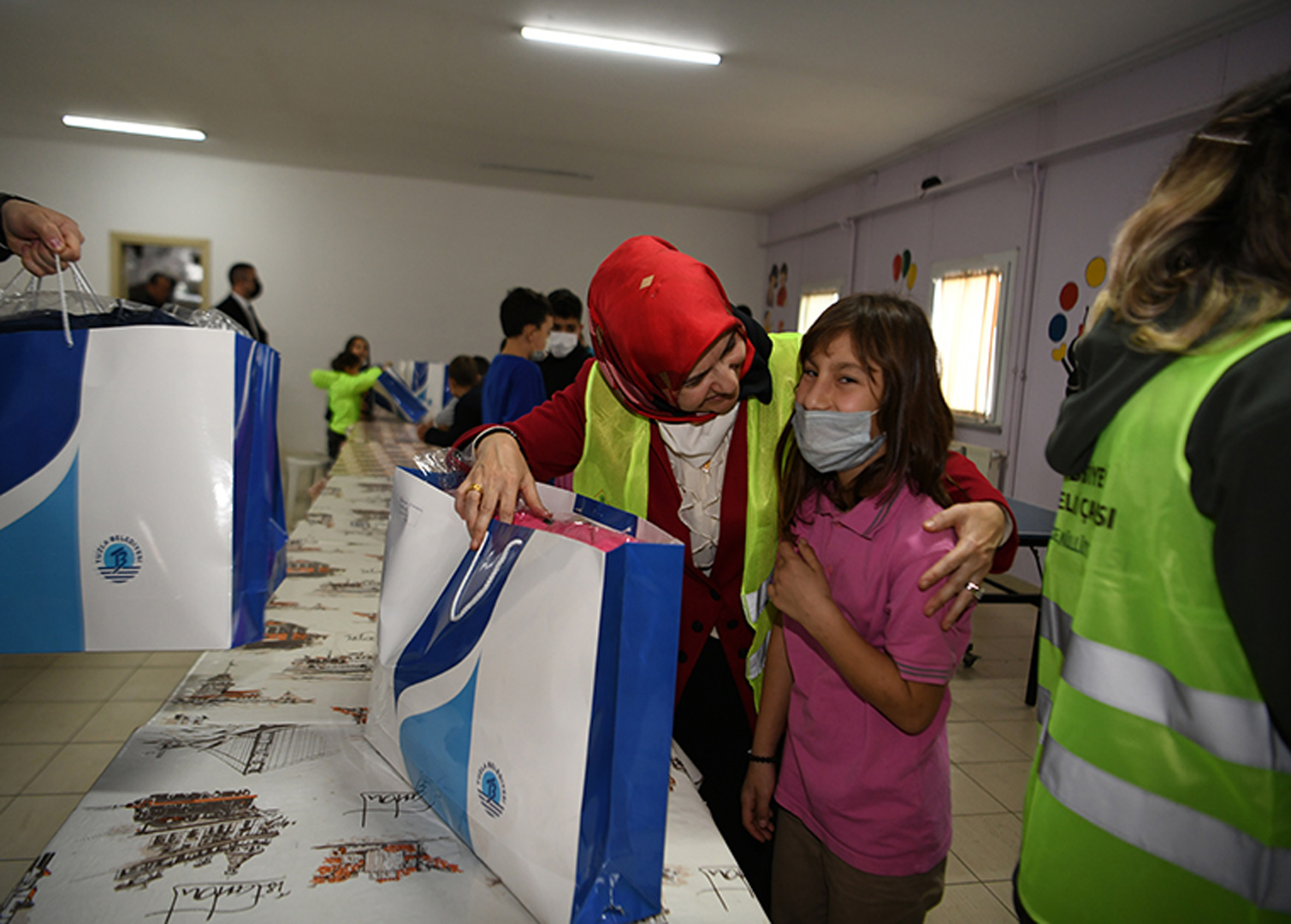 Gönül Elleri Çarşısı’ndan Çanakkale’nin Biga ilçesindeki öğrencilere yeni yıl hediyesi