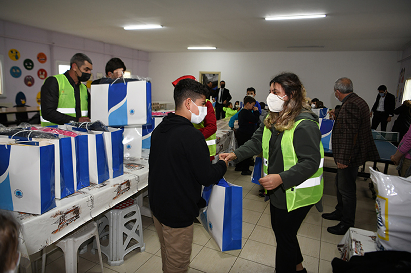Gönül Elleri Çarşısı’ndan Çanakkale’nin Biga ilçesindeki öğrencilere yeni yıl hediyesi
