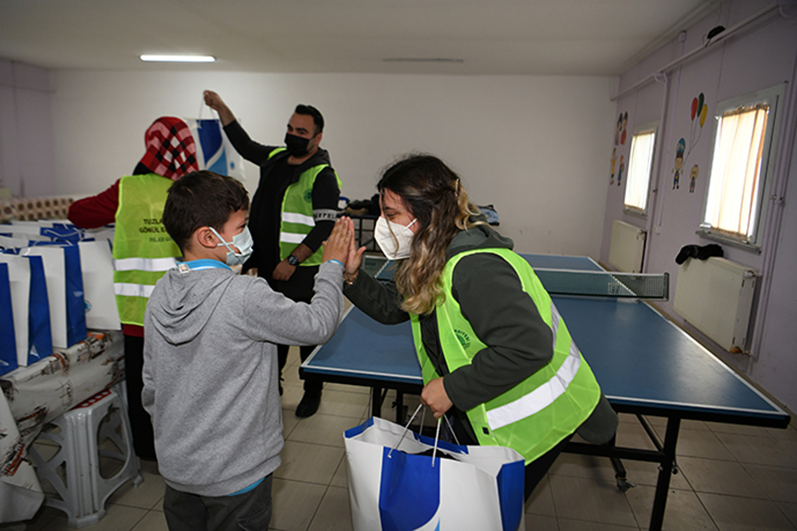 Gönül Elleri Çarşısı’ndan Çanakkale’nin Biga ilçesindeki öğrencilere yeni yıl hediyesi