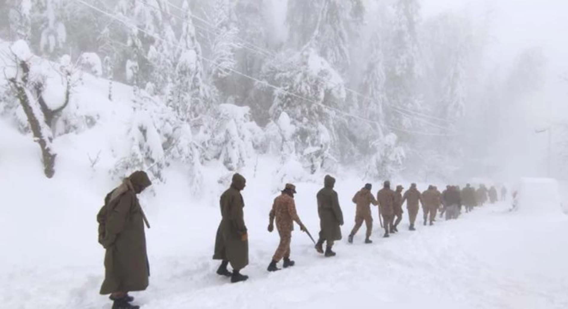 Pakistan'da, zorlu hava koşulları nedeniyle araçlarında mahsur kalan 23 kişi donarak öldü!